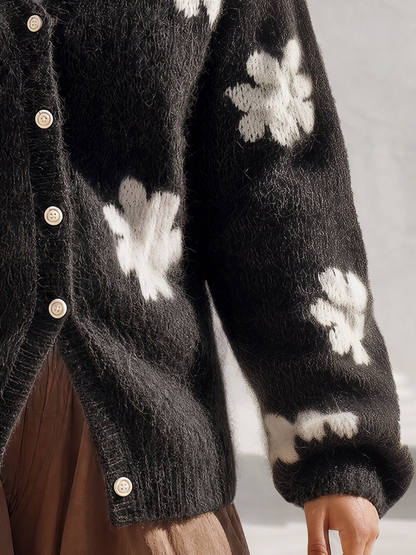 Vintage-style Floral Knit Cardigan With A Relaxed Elegant Vibe